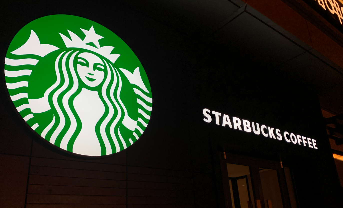 星巴克也撑不住了？——当“咖啡巨人”遇上“穷鬼年轻人”