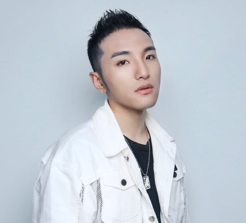 一个月13条广告，他是怎么靠“抽象”统治品牌界的？