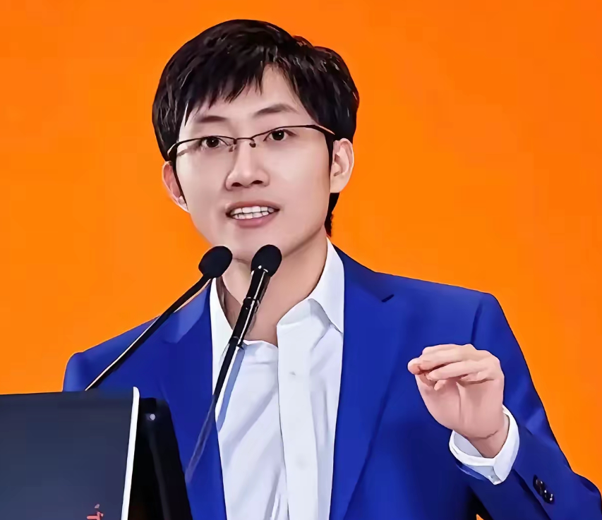 再造“DeepSeek时刻”：中国大模型的集体突围与梁文锋现象