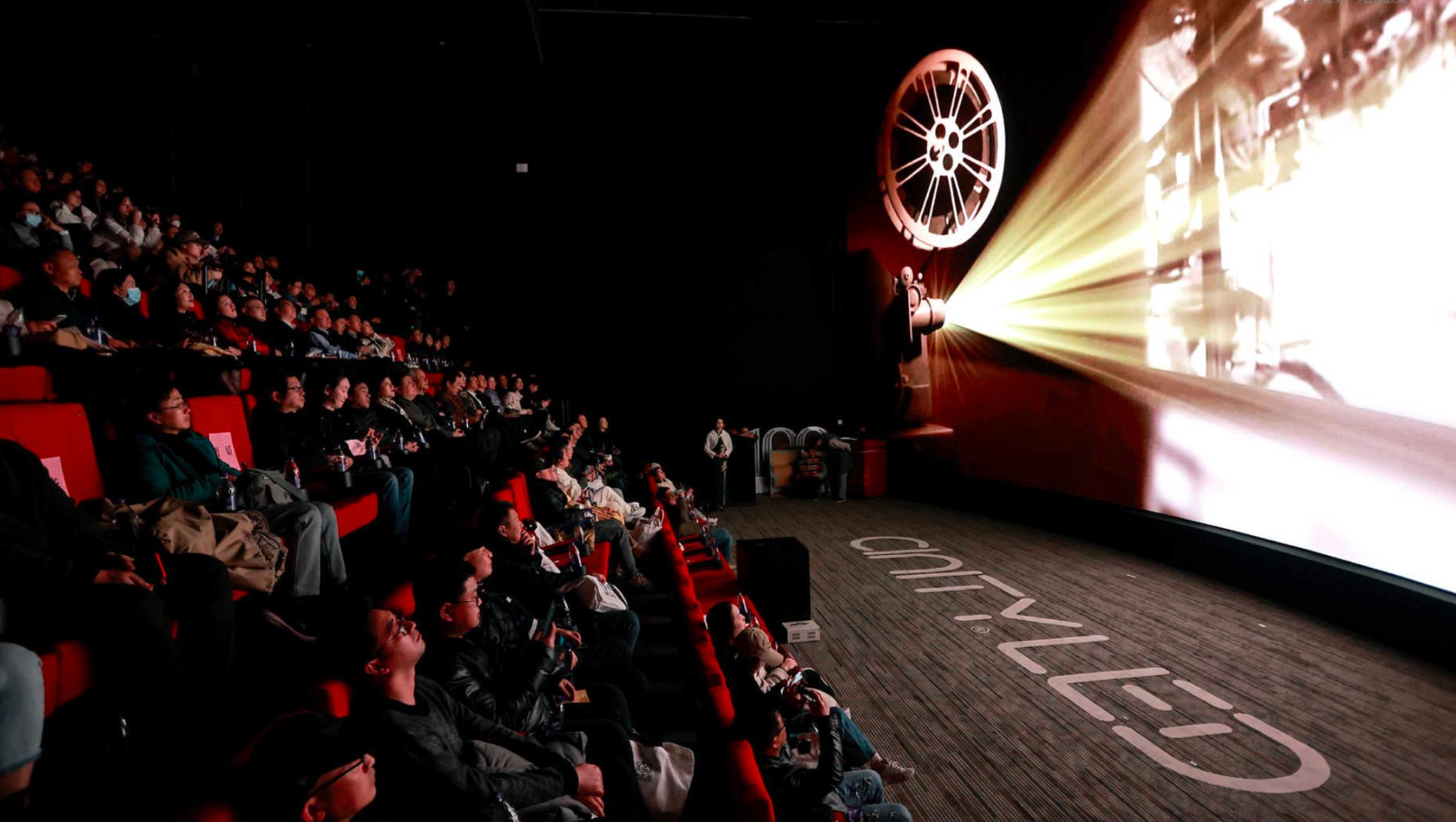 经济下行时期，年轻人还爱看电影吗？